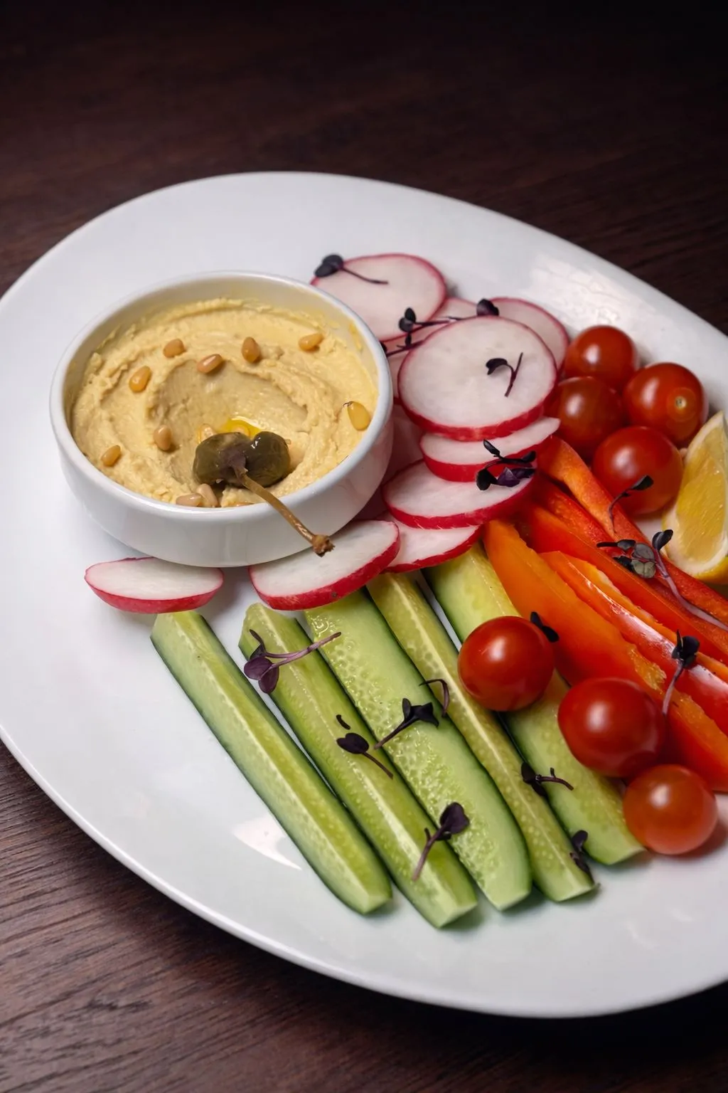 Свежие овощи с хумусом и кедровыми орешками